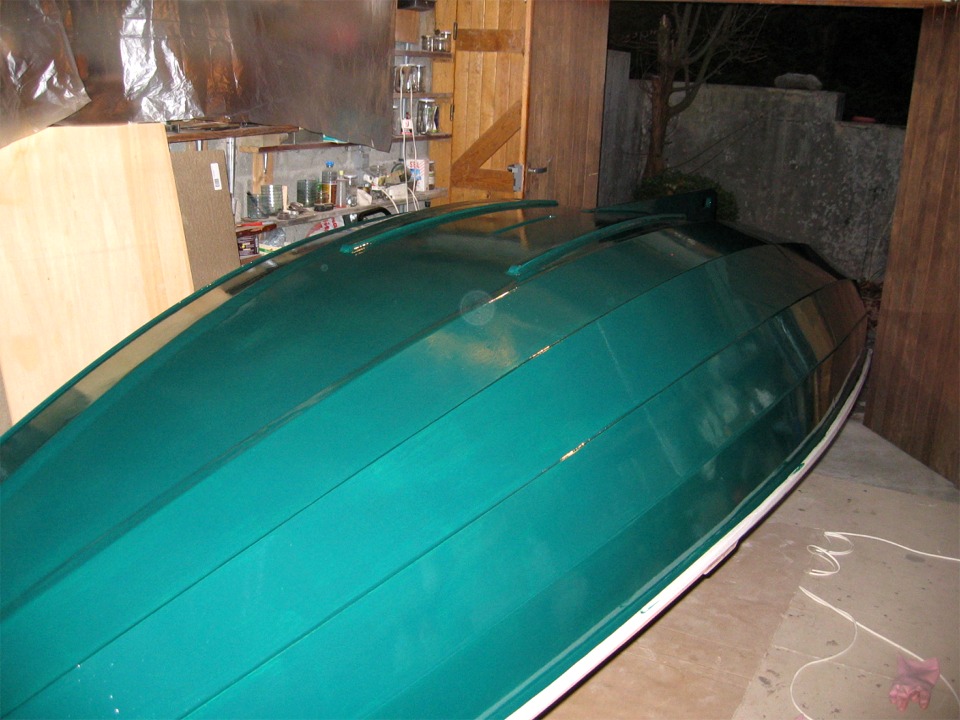 André a un coup d'avance sur Benoît avec son PassageMaker : voici sa première couche de vert "brume de jade". La mise à l'eau n'est plus très loin (dès qu'elle sera liquide, pour ceux qui ont loupé les image du haut de cette page) ! 